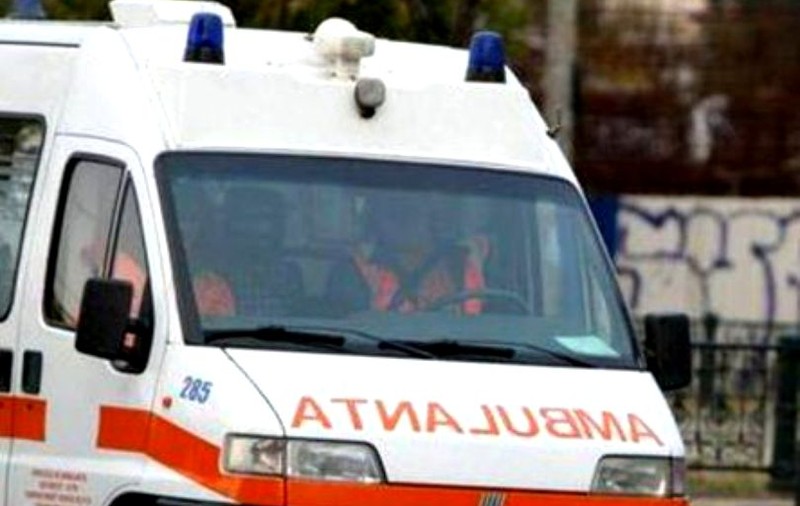 O ambulanță a lovit un troleibuz, la Galați. Ambii șoferi au intrat pe culoarea verde a semaforului