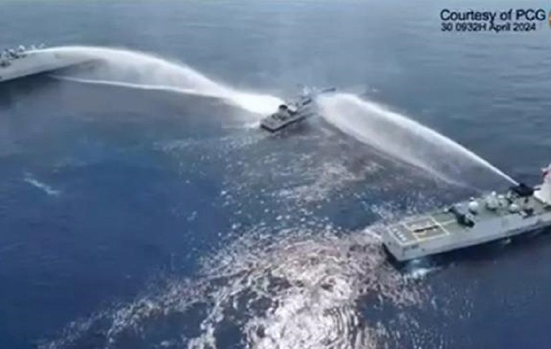 Două nave militare chineze au atacat cu tunuri cu apă un vapor al Gărzii de Coastă din Filipine și l-au avariat. VIDEO