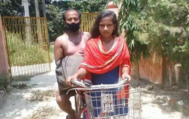 O fată de 15 ani și-a dus tatăl acasă pe bicicletă. A pedalat prin jumătate din India