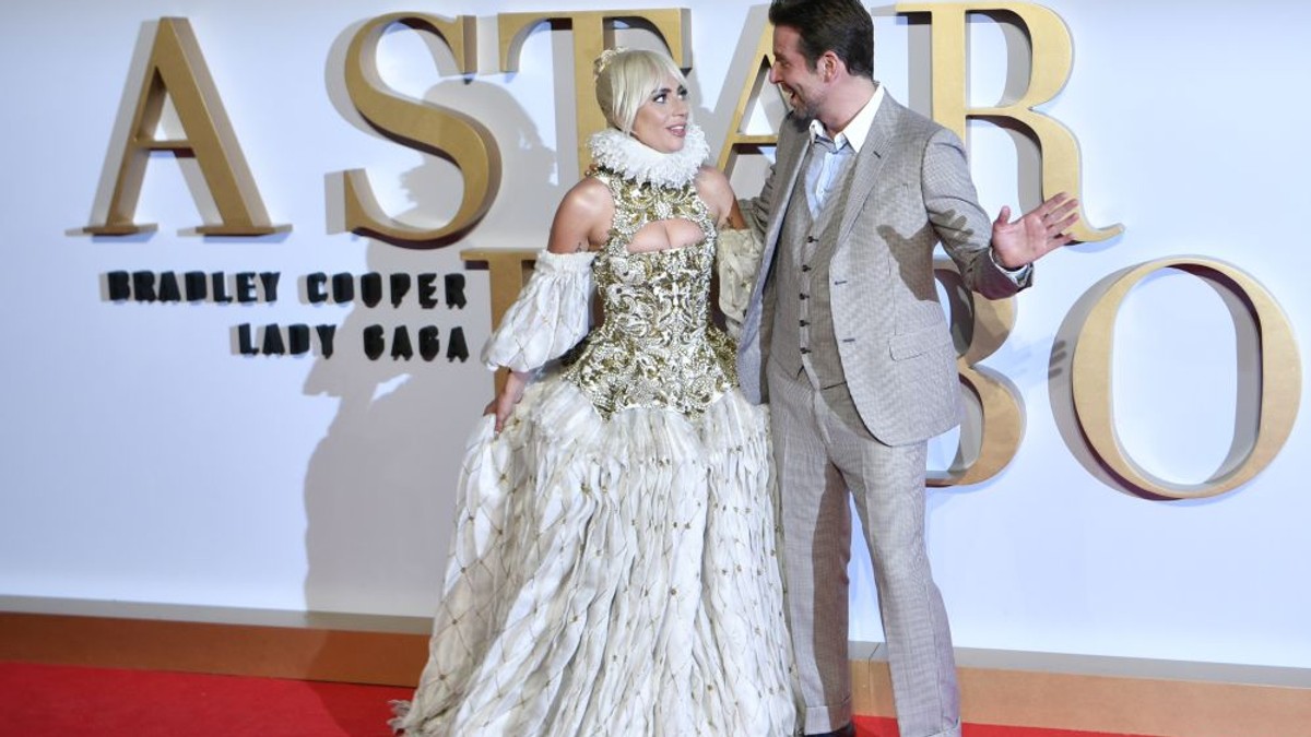 Lady Gaga ar fi însărcinată cu Bradley Cooper