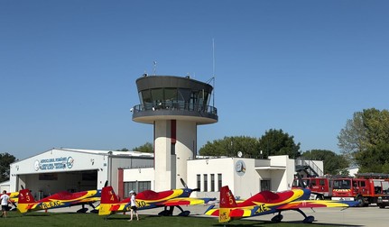 Trei aeronave Extra 300 ale Hawks of Romania aliniate în fața hangarului Aeroclubului României. Foto: Claudiu Râpan / Libertatea
