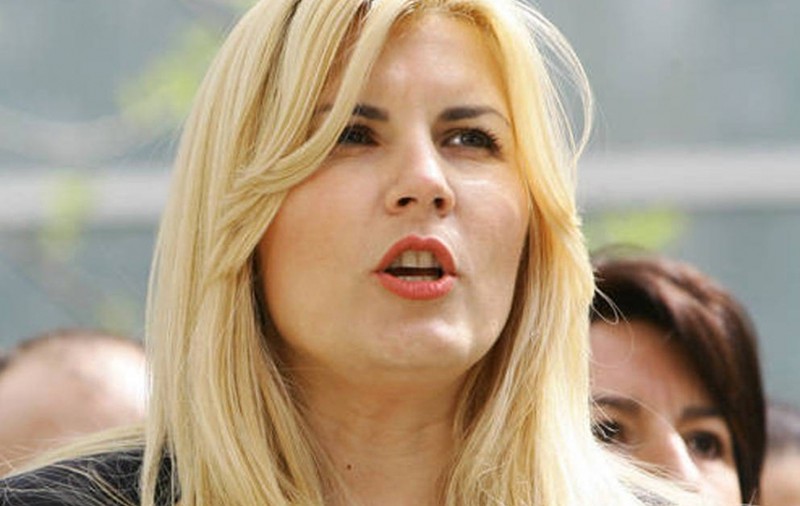De ce şi-a scris Elena Udrea cuvântul "fericire" pe spate: "Chiar sunt fericită"