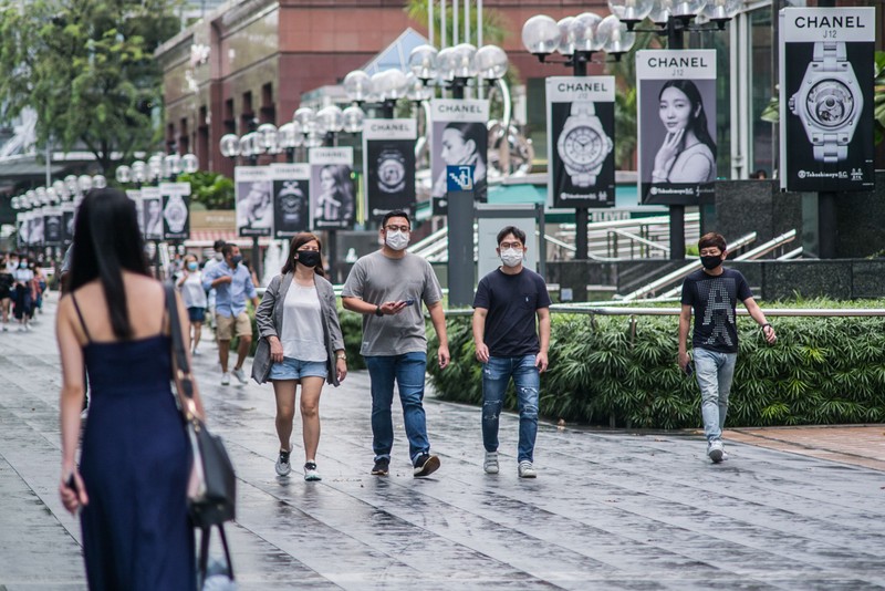 Trecători pe una dintre cele mai luxoase alei comerciale din Singapore | FOTO: Hepta
