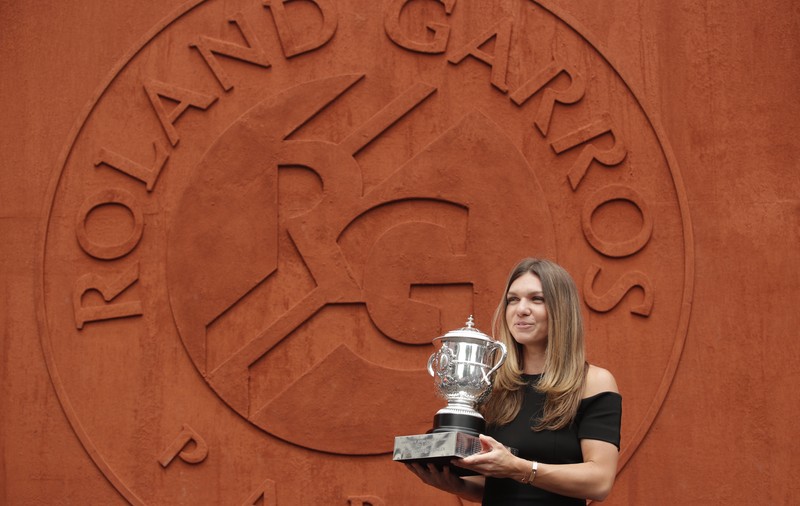 Simona Halep vine acasă cu o replică a trofeului Suzanne Lenglen. Originalul rămâne la Federația Franceză de Tenis