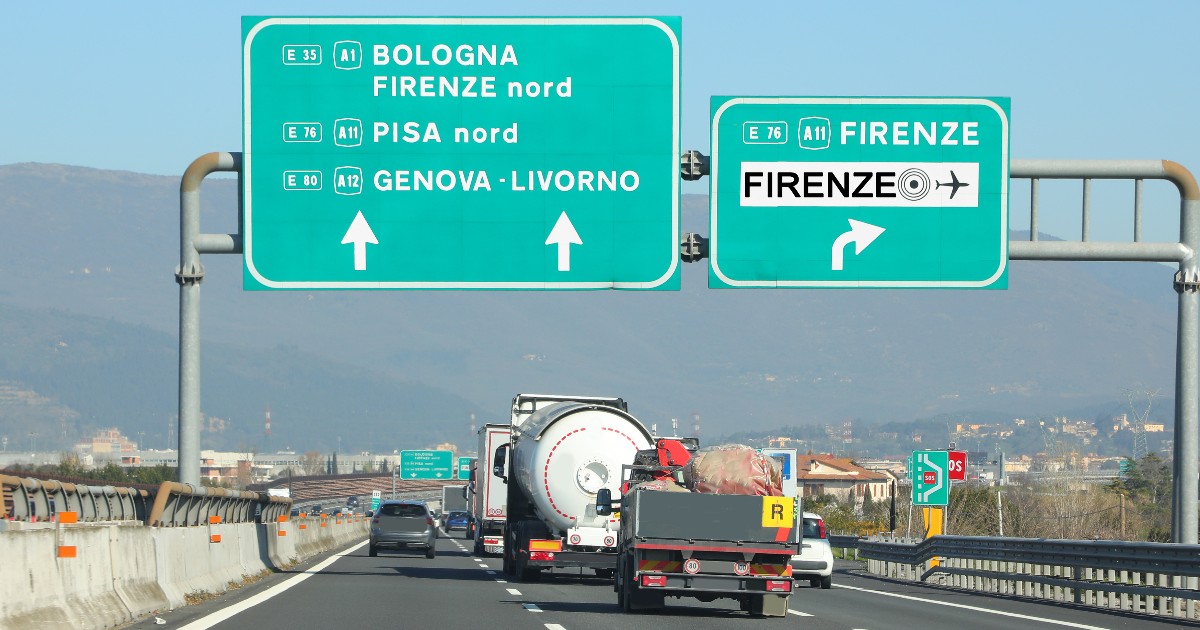Imaginea prezintă trafic aglomerat pe o autostradă dn Italia, cu mai multe vehicule care circulă pe mai multe benzi