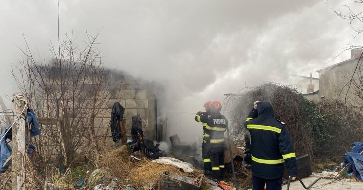 O casă a luat foc în Brăila, pompierii au ajuns la fața locului unde este fum și multe obiecte din locuință au fost aruncate pe jos