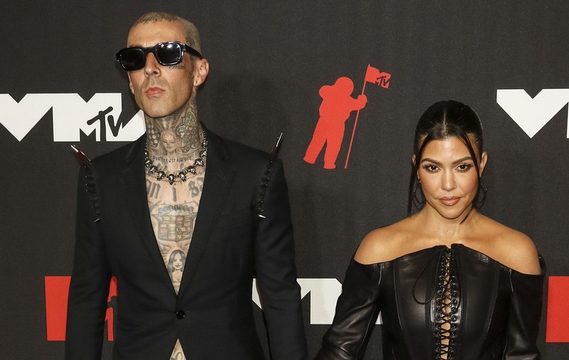 Kourtney Kardashian s-a logodit cu Travis Barker. Cererea în căsătorie a avut loc pe o plajă plină cu trandafiri