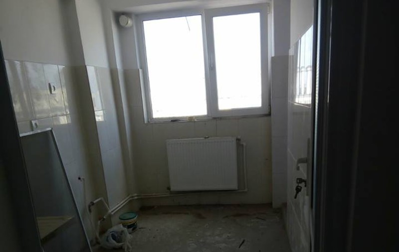 FOTO/ Apartamentele repartizate medicilor de la Spitalul de Psihiatrie Galați, pline de gunoaie, cu pereți scorojiți, țevi ruginite și geamuri sparte