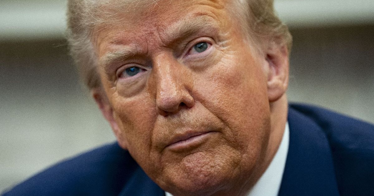 Prim-plan cu Donald Trump din cadrul întâlnirii acestuia cu președintele Franței, Emmanuel Macron.