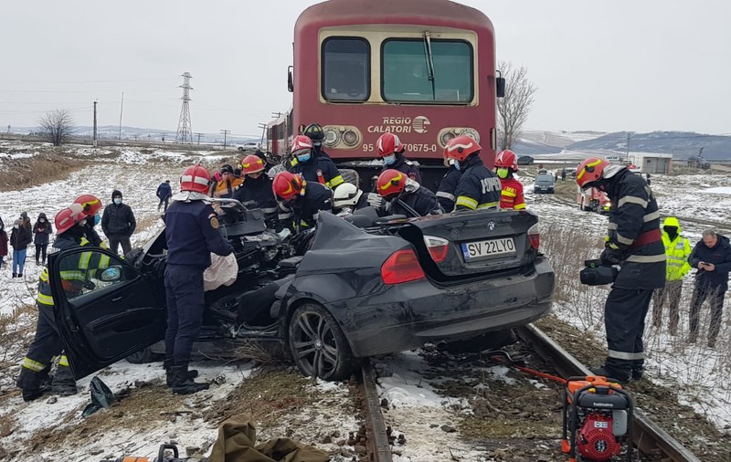 VIDEO | Doi tineri au murit, după ce mașina lor a fost lovită de un tren, la Iași