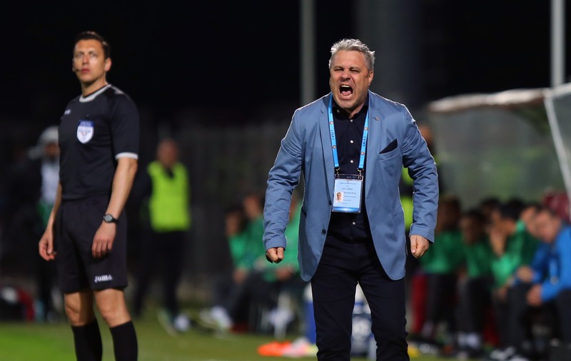 Un fotbalist sare la gâtul lui Șumudică: ”Afară din fotbal cu pariorul ăsta! A dat șpagă”