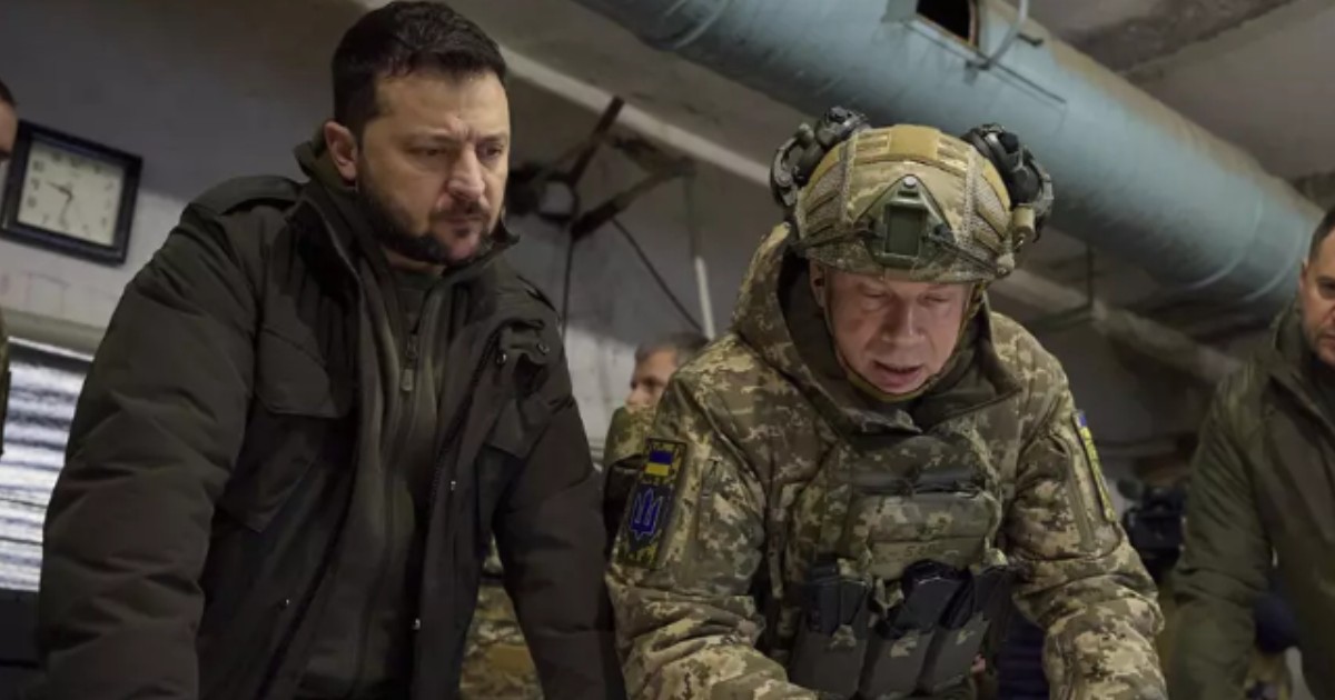 Volodimir Zelenski (stânga) și Oleksandr Sîrskîi (dreapta)