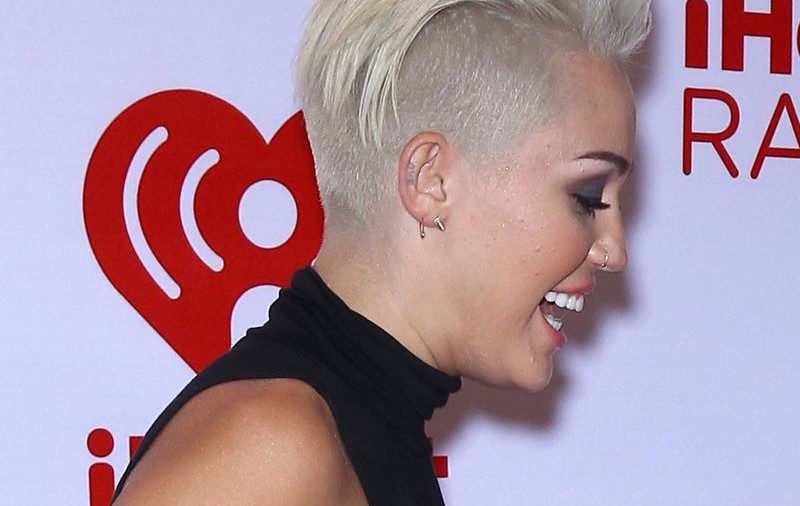 Miley Cyrus, DEZASTRU VESTIMENTAR pe covorul roșu | FOTO