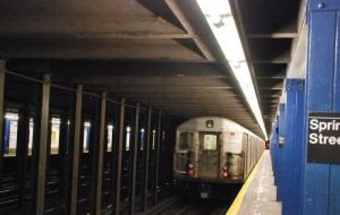 S-au aşezat pe şine şi au aşteptat să vină trenul: doi tineri au murit într-o staţie de metrou din New York