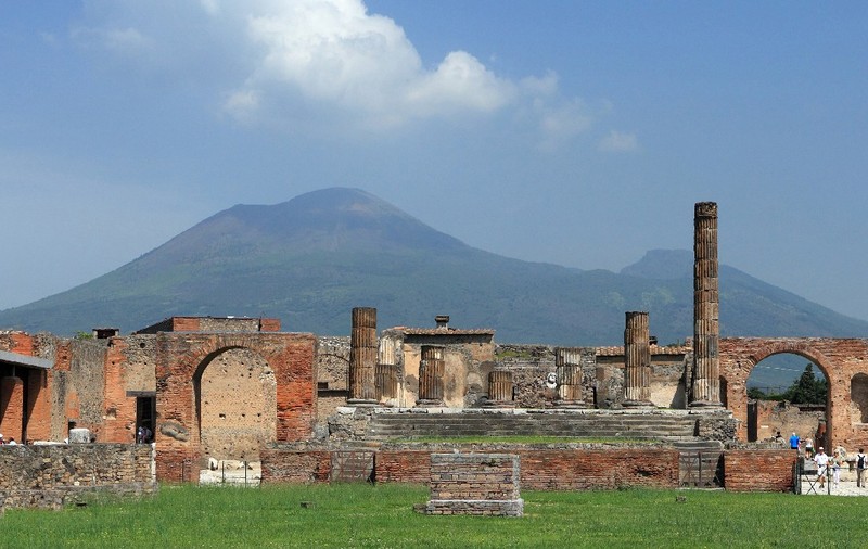 Cum s-a transformat în sticlă creierul unui tânăr care se odihnea în pat când a erupt Vezuviul, în Pompei