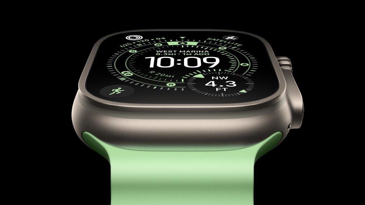Poza de prezentare cu Apple Watch Ultra 3, din față, de culoare Black Titanium, cu curea verde.