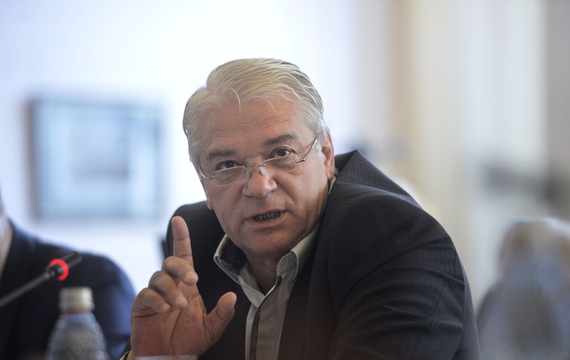 Ministrul Moga a rezistat 145 de ore la Interne. Ce ne-a spus, de fapt, prin demisie?