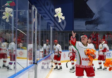 Președintele Belarus, Alexandr Lukașenko, le-a oferit jucării de pluș spectatorilor FOTO: EPA-EFE/ANDREI POKUMEIKO / POOL