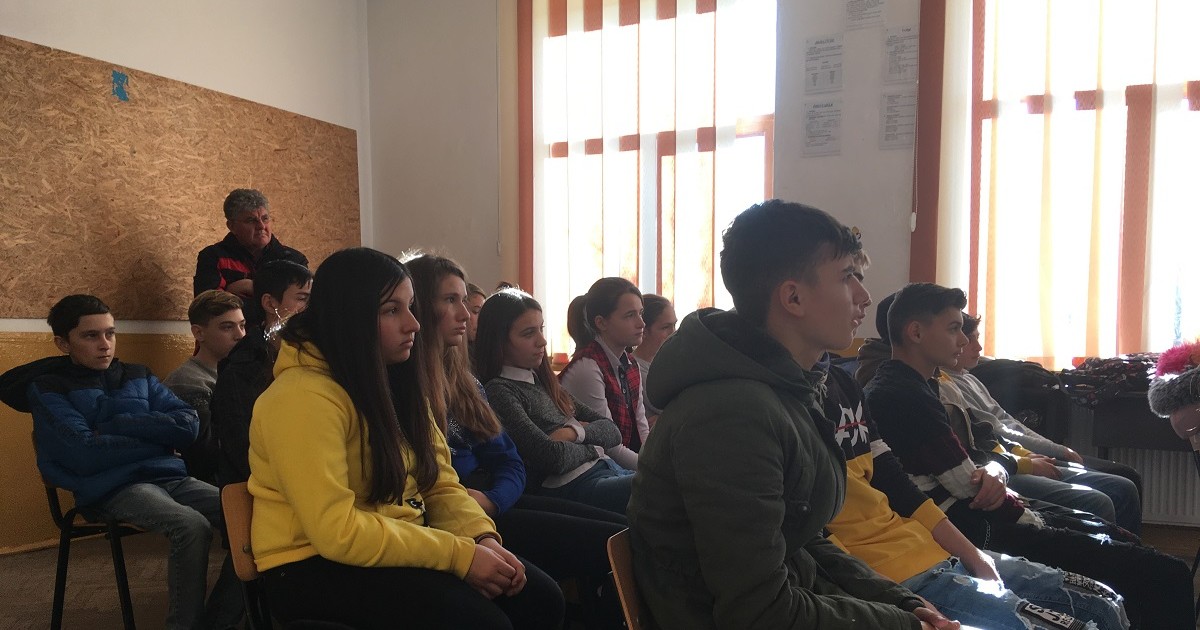 Elevii unei școli din Constanța sunt lăsați repetenți dacă se automutilează. Modificarea regulamentului care a stârnit critici