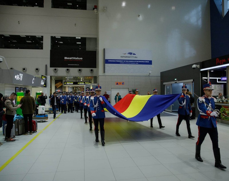 Flashmob pe Aeroportul Otopeni, de 1 Decembrie: defilări ale Jandarmeriei Române pe melodii folclorice interpretate de fanfară. VIDEO
