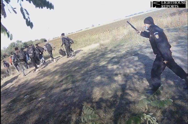 Polițistul român surprins pe cameră