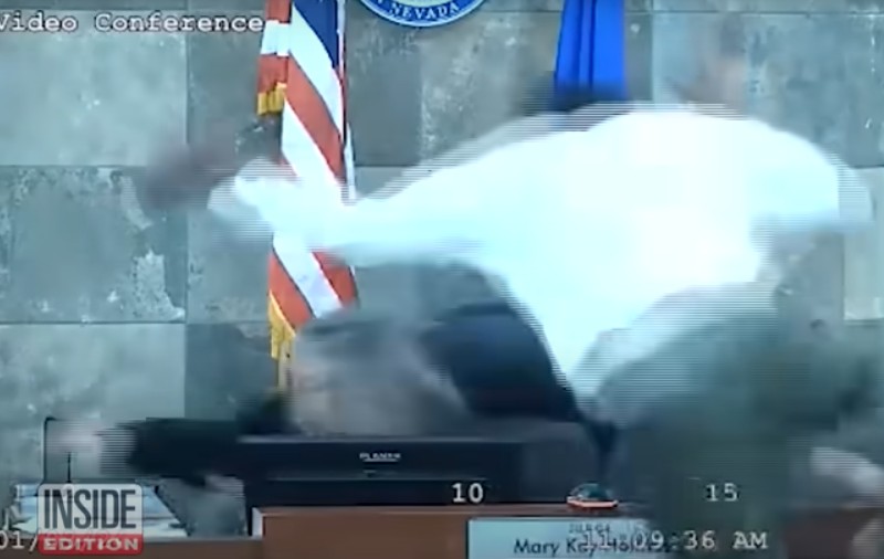 Americanul care a sărit peste boxă ca să o bată pe judecătoarea care a refuzat să-l elibereze a fost condamnat | VIDEO