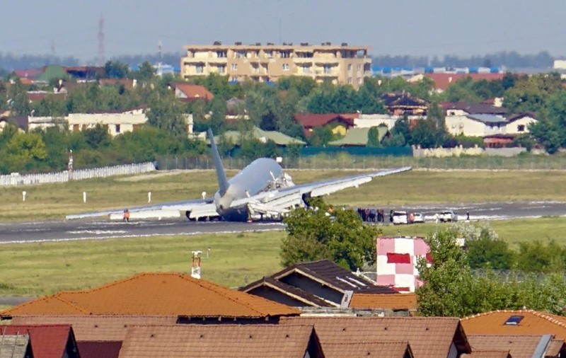 Incident aviatic pe Aeroportul Băneasa. Un avion cu zeci de pasageri la bord, probleme la aterizare: “Avionul a mers pe burtă”
