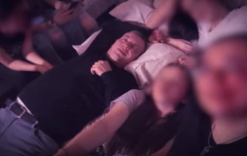 Profesorul de la Seminarul Teologic care s-a pozat în pat cu eleve a fost demis. Cum explică Episcopia că a continuat să predea, deși faptele lui erau cunoscute