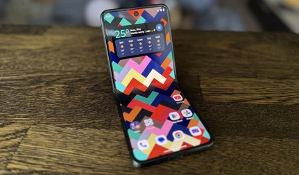 Motorola Razr 60 Ultra este un adevărat telefon vârf de gamă care vine în format pliabil „flip”. Foto: Claudiu Râpan / Libertatea
