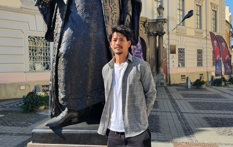 Cum trăiește un japonez mutat de patru luni la Sibiu. „În București auzi tot timpul «Bă, bă!» și «Tiiii!». Aici, nimic”. Ceva îl scoate din sărite și în Ardeal