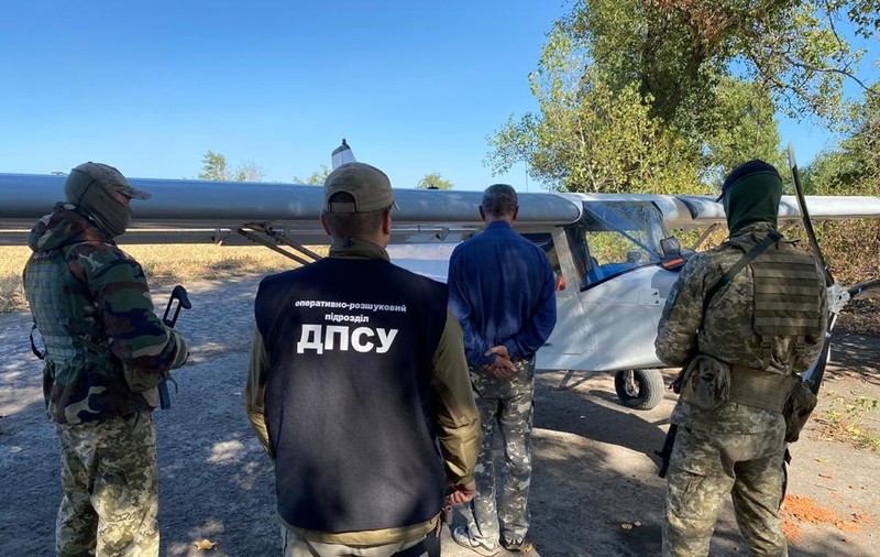 Pilot ucrainean prins la peste 500 de kilometri de graniță, după ce a adus în România țigări de contrabandă cu o aeronavă. Câte zboruri a făcut