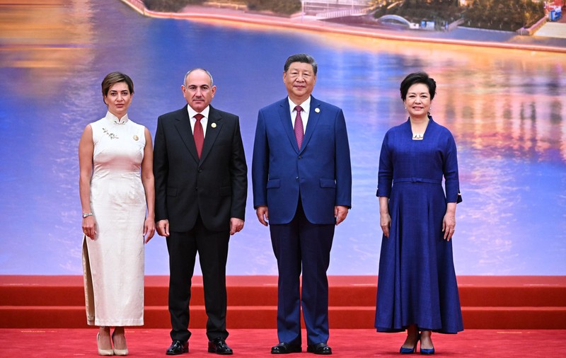 A șocat cu ținuta provocatoare de la summitul din China: „În conservatoarea Asie, Anna Hakobyan a purtat o rochie cu vedere la bustul generos”