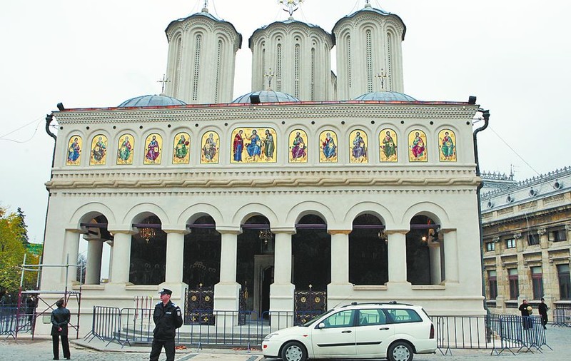 Mâine, şi femeile pot intra în altar!