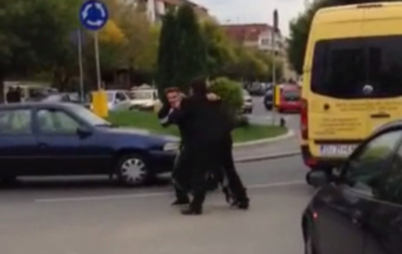 BĂTAIE CA-N FILME ÎN CRAIOVA! Patru bărbaţi şi-au dat pumni într-un sens giratoriu