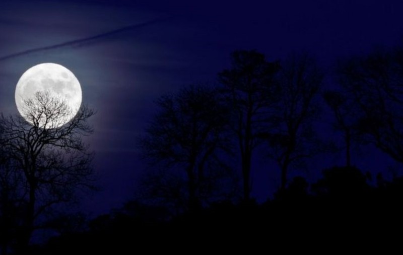 VIDEO  | Fenomen rar în noaptea de Halloween: „Luna albastră”, numită și „Luna Vânătorului”
