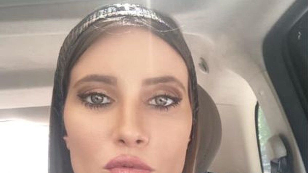 De ce nu se dezbracă Iulia Albu la plajă