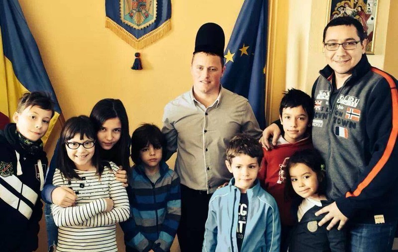 Ghiţă Ciobanul  ÎŞI CERE IERTARE de la admiratori pentru FOTOGRAFIA cu Victor Ponta. TE VA AMUZA TERIBIL CEEA CE SPUNE!