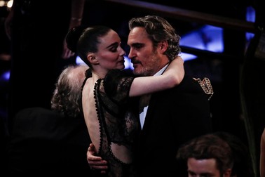 Joaquin Phoenix și Rooney Mara formează un cuplu fericit FOTO: EPA-EFE/ETIENNE LAURENT
