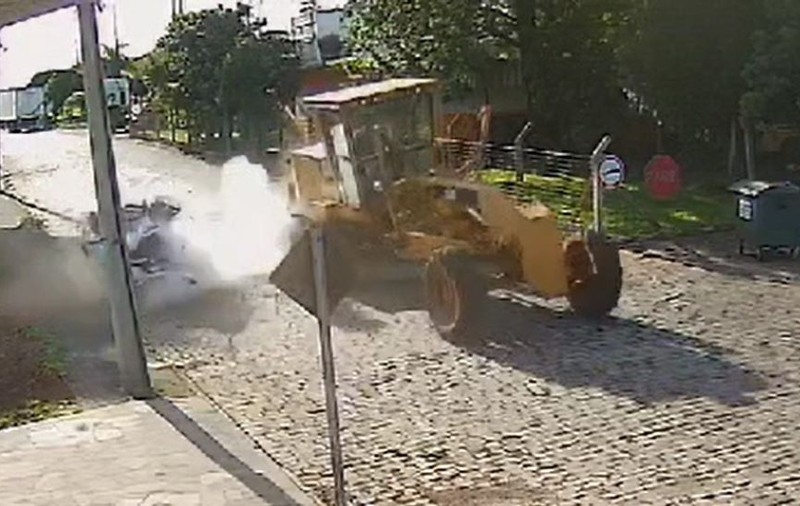 Momentul în care anvelopa unui tractor explodează și provoacă daune de mii de euro unui alt vehicul | VIDEO