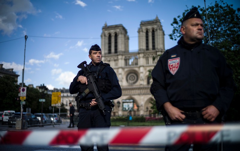 Atacatorul de la Notre-Dame a fost identificat. Bărbatul jurase credință grupării teroriste Statul Islamic