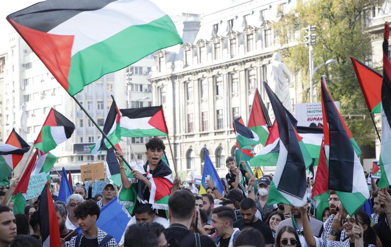 „Suntem aici pentru civili, nu pentru Hamas!” Protest pro Palestina în București. Astfel de manifestații au fost interzise în alte țări din Europa