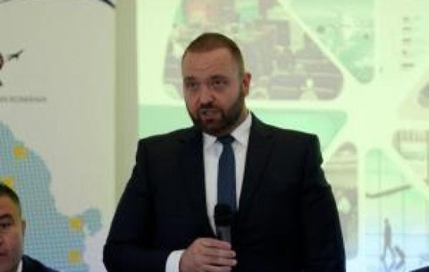 Top 3 bugetari cu salarii de zeci de mii de euro, şefi la companii cu pierderi de miliarde