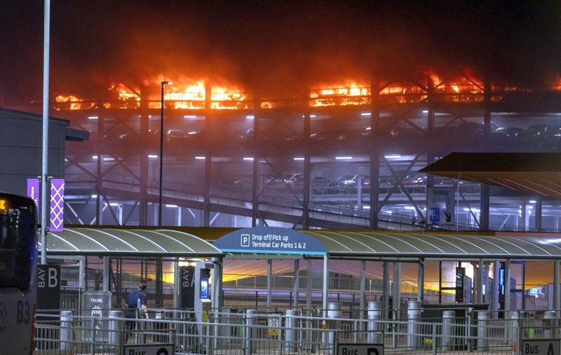 Incendiu de proporții în parcarea Aeroportului Luton din Anglia. Toate zborurile au fost suspendate