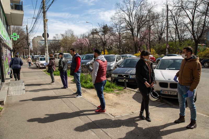 Reporterul Libertatea Cristina Radu (cu casca în mână) a stat la coadă împreună cu tinerii pentru medicamentele necesare celor bătrâni