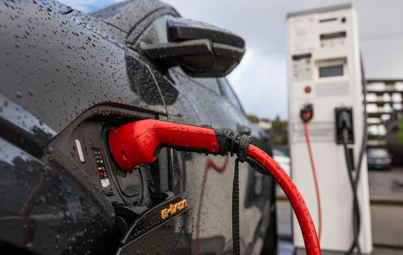 Încă o țară din Europa vrea taxă de drum pentru maşinile electrice, după Marea Britanie, Elveţia şi Moldova