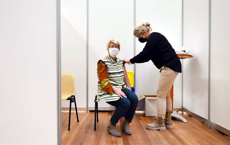 Cât de rare sunt cheagurile de sânge ce pot apărea după vaccinarea cu AstraZeneca și care sunt simptomele lor
