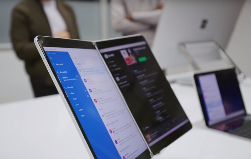 Microsoft a prezentat un smartphone pliabil, care rulează Android