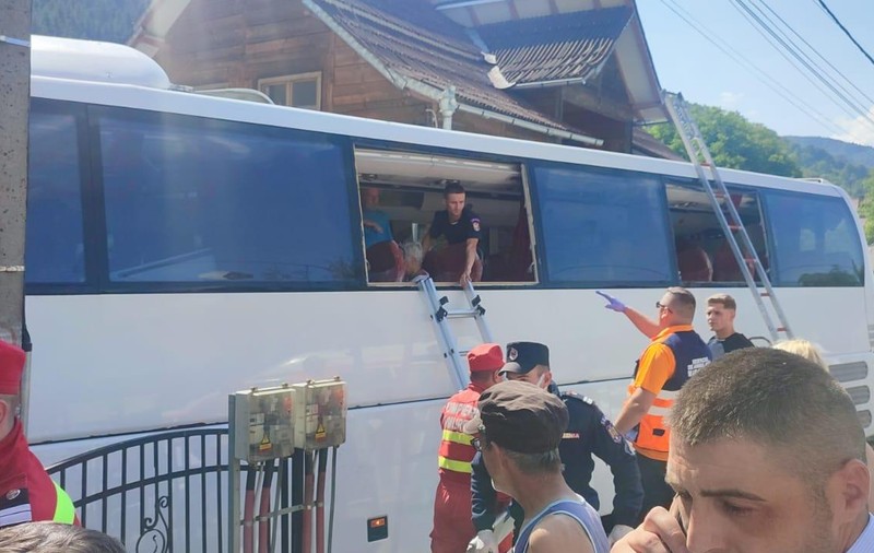 Accident grav în Maramureș: un autocar cu 51 de polonezi a intrat în gardul unei case. Sunt 8 răniți, șoferul a murit