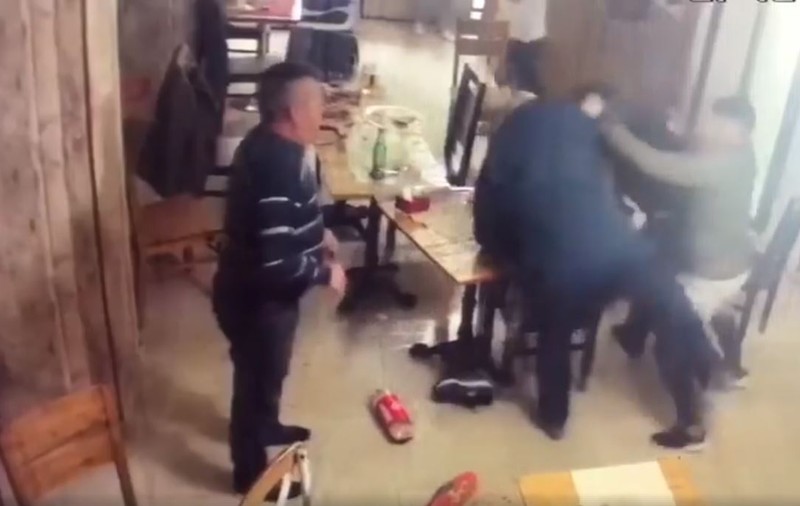 VIDEO / Tânăr de 32 de ani, doborât cu un pumn de un bărbat de 60 de ani. Scene incredibile într-un bar din Craiova