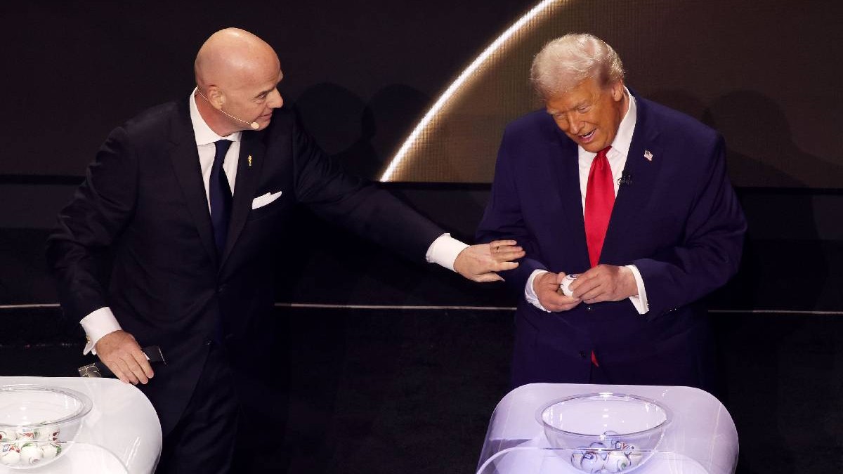 Președintele SUA, Donald Trump, vorbește cu președintele FIFA, Gianni Infantino, în timpul tragerii la sorți a Cupei Mondiale FIFA 2026, care a avut loc la Centrul John F. Kennedy pentru Artele Spectacolului din Washington.
